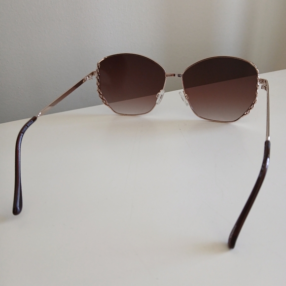 TAHARI Sunglasses with Beautiful Gold Detailed Sides - Picture 11 of 15